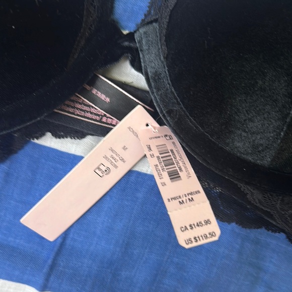 Elegant Black Bras with Adjustable Straps and Molded Cups - Picture 3 of 12